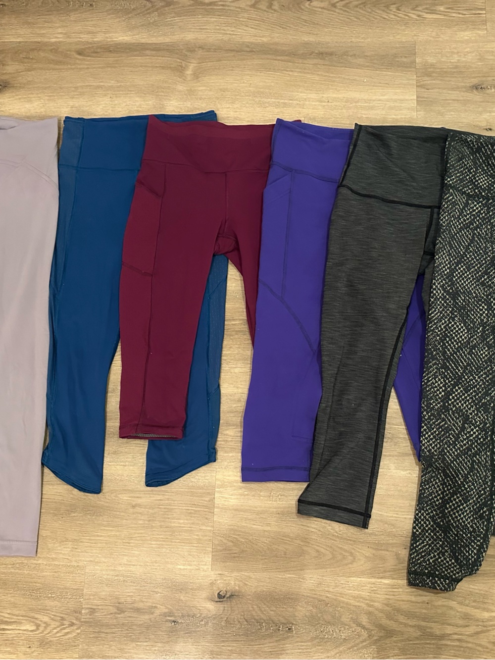Lululemon lot of leggings size 6 and black green pair is size 8